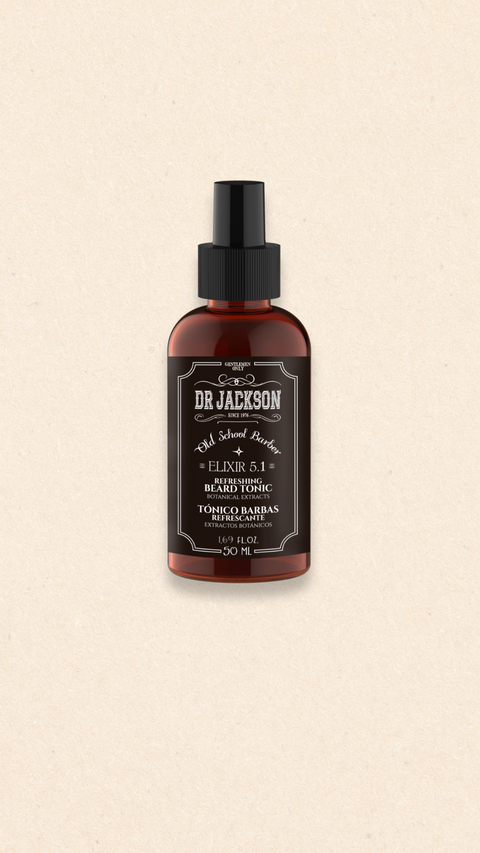Bild einer 50 ml Flasche von Dr. Jackson Old School Barber Elixir 5.1 Refreshing Beard Tonic. Die braune Flasche hat ein klassisches Design mit schwarzem Sprühverschluss und weißer Schrift. Dieses erfrischende Barttonikum enthält botanische Extrakte und sorgt für ein frisches, gepflegtes Aussehen. Auf der Flasche steht in mehreren Sprachen 'Refreshing Beard Tonic Botanical Extracts' und 'Tónico Barbas Refrescante Extractos Botánicos'.
