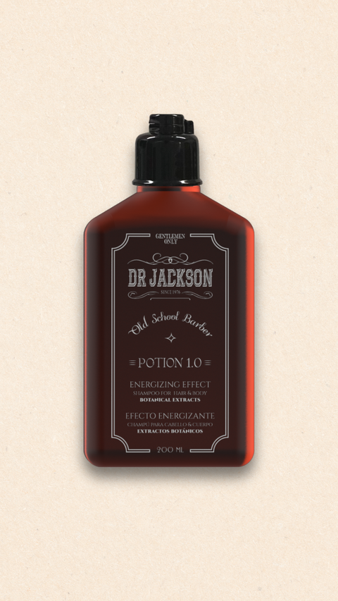 Bild einer 200 ml Flasche von Dr. Jackson Old School Barber Potion 1.0 Energizing Effect Shampoo. Die braune Flasche hat ein klassisches Design mit schwarzem Klappdeckel und weißer Schrift. Das Shampoo enthält botanische Extrakte und ist sowohl für Haar als auch für Körper geeignet. Auf der Flasche steht in mehreren Sprachen 'Energizing Effect Shampoo for Hair & Body Botanical Extracts' und 'Efecto Energizante Champú para Cabello & Cuerpo Extractos Botánicos'