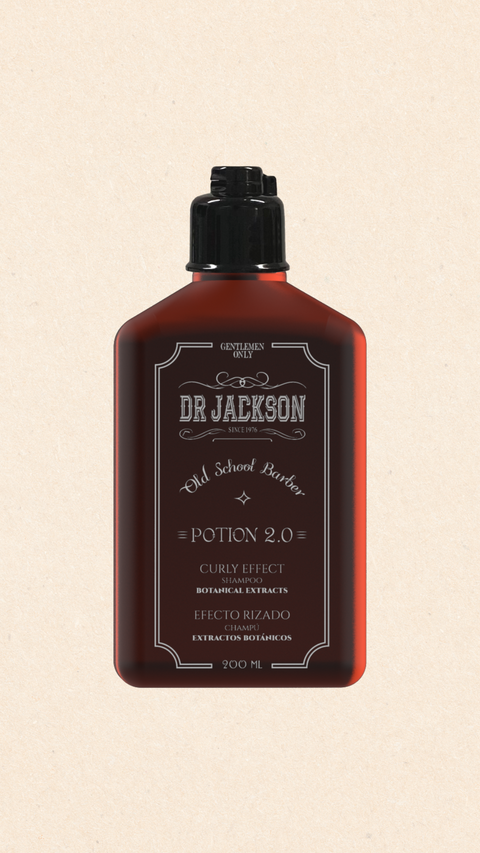 Bild einer 200 ml Flasche von Dr. Jackson Old School Barber Potion 2.0 Curly Effect Shampoo. Die braune Flasche hat ein klassisches Design mit schwarzem Klappdeckel und weißer Schrift. Das Shampoo enthält botanische Extrakte und ist speziell für lockiges Haar entwickelt. Auf der Flasche steht in mehreren Sprachen 'Curly Effect Shampoo Botanical Extracts' und 'Efecto Rizado Champú Extractos Botánicos'