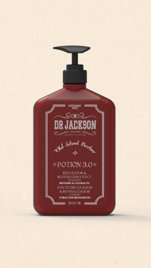Bild einer 800 ml Flasche von Dr. Jackson Old School Barber Potion 3.0 Regulator & Revitalizer Effect Shampoo. Die große braune Flasche hat ein klassisches Design mit schwarzem Pumpspender und weißer Schrift. Das Shampoo enthält botanische Extrakte und bietet eine regulierende und revitalisierende Wirkung. Auf der Flasche steht in mehreren Sprachen 'Regulator & Revitalizer Effect Shampoo Botanical Extracts' und 'Efecto Regulador & Revitalizador Champú Extractos Botánicos'