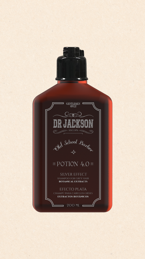 Bild einer 200 ml Flasche von Dr. Jackson Old School Barber Potion 4.0 Silver Effect Shampoo. Die braune Flasche hat ein klassisches Design mit schwarzem Klappdeckel und weißer Schrift. Das Shampoo enthält botanische Extrakte und ist speziell für weißes, gebleichtes und blondiertes Haar entwickelt. Auf der Flasche steht in mehreren Sprachen 'Silver Effect Shampoo for Grey Hair Botanical Extracts' und 'Efecto Plata Champú para Cabellos Grises Extractos Botánicos'