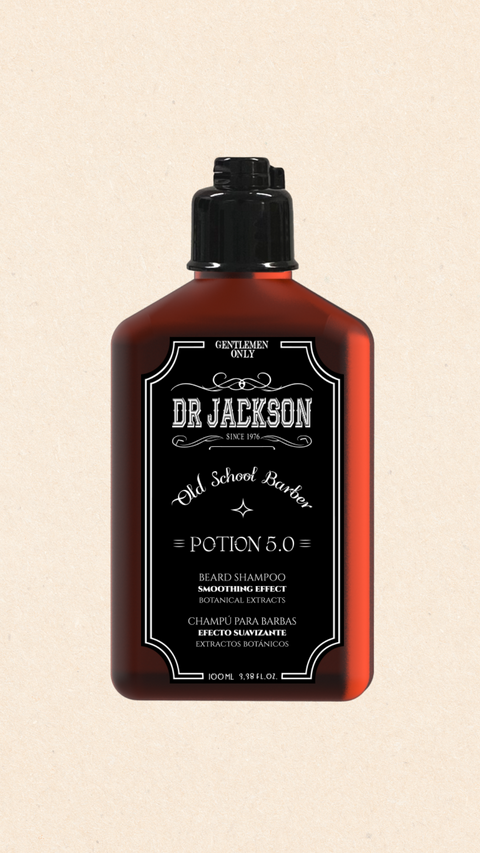 Bild einer 100 ml Flasche von Dr. Jackson Old School Barber Potion 5.0 Beard Shampoo. Die braune Flasche hat ein klassisches Design mit schwarzem Klappdeckel und weißer Schrift. Das Shampoo enthält botanische Extrakte und bietet einen glättenden Effekt. Auf der Flasche steht in mehreren Sprachen 'Beard Shampoo Smoothing Effect Botanical Extracts' und 'Champú para Barbas Efecto Suavizante Extractos Botánicos'.