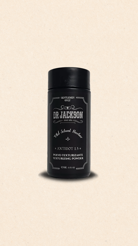 Bild eines 10 g Behälters von Dr. Jackson Old School Barber Antidot 1.5 Texturizing Powder. Der schwarze Behälter hat ein klassisches Design mit weißer Schrift. Das Texturierungspulver sorgt für Volumen und Textur im Haar. Auf dem Behälter steht in mehreren Sprachen 'Texturizing Powder' und 'Polvo Texturizante'.