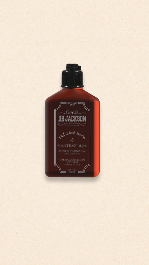Bild einer 100 ml Flasche von Dr. Jackson Old School Barber Antidot 2.0 Natural Definition Curly Hair Cream. Die braune Flasche hat ein klassisches Design mit schwarzem Klappdeckel und weißer Schrift. Diese Creme bietet natürliche Definition für lockiges Haar. Auf der Flasche steht in mehreren Sprachen 'Natural Definition Curly Hair Cream' und 'Crema Definición Natural Cabellos Rizados'