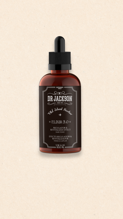 Bild einer 100 ml Flasche von Dr. Jackson Old School Barber Elixir 3.0 Hair Tonic. Die braune Flasche hat ein klassisches Design mit schwarzem Pipettenverschluss und weißer Schrift. Dieses Haar-Tonikum bietet regulierende und revitalisierende Effekte. Auf der Flasche steht in mehreren Sprachen 'Regulator & Revitalizer Effect Hair Tonic' und 'Efecto Regulador & Revitalizador Tónico Capilar