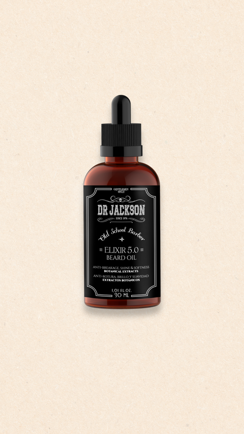 Bild einer 30 ml Flasche von Dr. Jackson Old School Barber Elixir 5.0 Beard Oil. Die braune Flasche hat ein klassisches Design mit schwarzem Pipettenverschluss und weißer Schrift. Dieses Bartöl enthält botanische Extrakte und bietet Schutz vor Haarbruch, verleiht Glanz und Weichheit. Auf der Flasche steht in mehreren Sprachen 'Anti-Breakage, Shine & Softness Botanical Extracts' und 'Anti-Rotura, Brillo y Suavidad Extractos Botánicos'