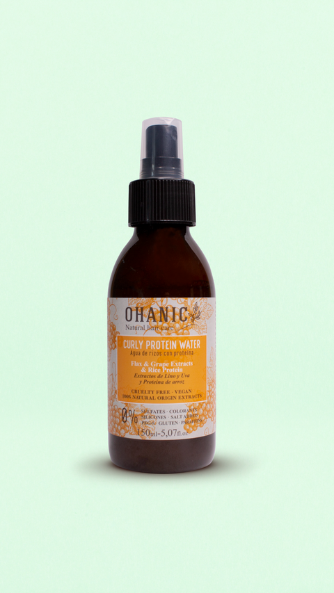Flasche Ohanic Curly Protein Water, 150 ml, mit Leinsamen- und Traubenextrakt sowie Reisprotein. Vegan, tierversuchsfrei, frei von Silikonen, Sulfaten, Farbstoffen, Paraffinen und Gluten.