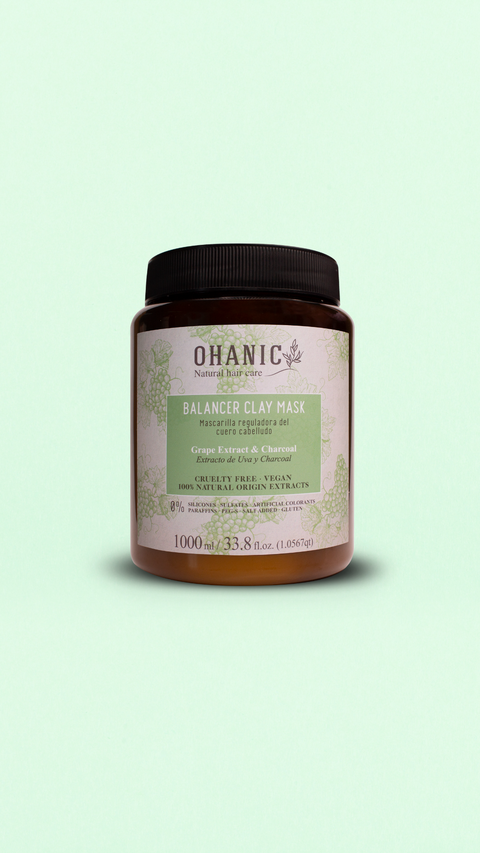 Ohanic Balancer Clay Mask – 1000 ml. Regulierende Tonerdemaske für die Kopfhaut mit Traubenextrakt und Aktivkohle. 100% natürliche Inhaltsstoffe, vegan und frei von Silikonen, Sulfaten und Parabenen.