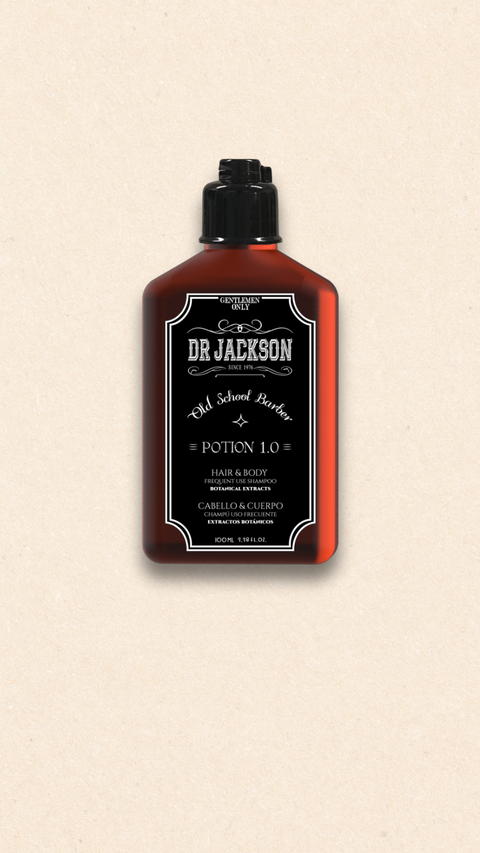 Bild einer 100 ml Flasche von Dr. Jackson Old School Barber Potion 1.0 Energizing Effect Shampoo. Die braune Flasche hat ein klassisches Design mit schwarzem Klappdeckel und weißer Schrift. Das Shampoo enthält botanische Extrakte und ist sowohl für Haar als auch für Körper geeignet. Auf der Flasche steht in mehreren Sprachen 'Energizing Effect Shampoo for Hair & Body Botanical Extracts' und 'Efecto Energizante Champú para Cabello & Cuerpo Extractos Botánicos'