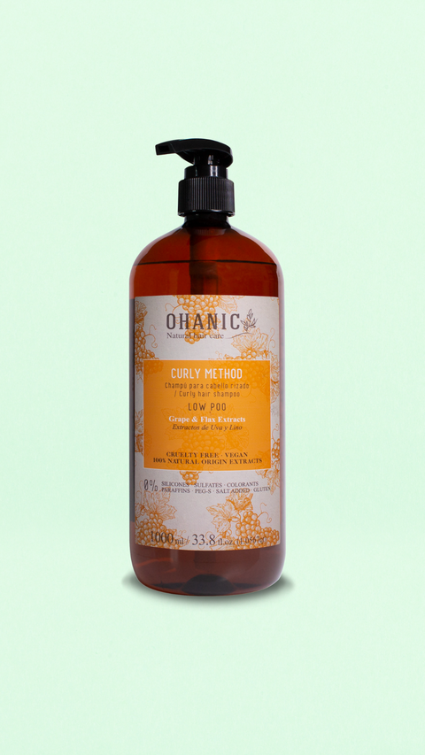 Flasche Ohanic Curly Method Shampoo Low Poo, 1000 ml, mit Trauben- und Leinsamenextrakt. Vegan, tierversuchsfrei, frei von Silikonen, Sulfaten, Farbstoffen, Paraffinen und Gluten