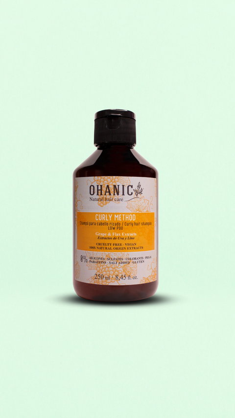 Flasche Ohanic Curly Method Shampoo Low Poo, 250 ml, mit Trauben- und Leinsamenextrakt. Vegan, tierversuchsfrei, frei von Silikonen, Sulfaten, Farbstoffen, Paraffinen und Gluten.
