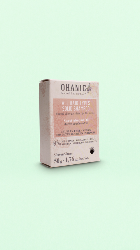 Verpackung des Ohanic festen Shampoos, 50 g, mit Mandelöl. Vegan, tierversuchsfrei, frei von Silikonen, Sulfaten, Farbstoffen, Paraffinen und Gluten.