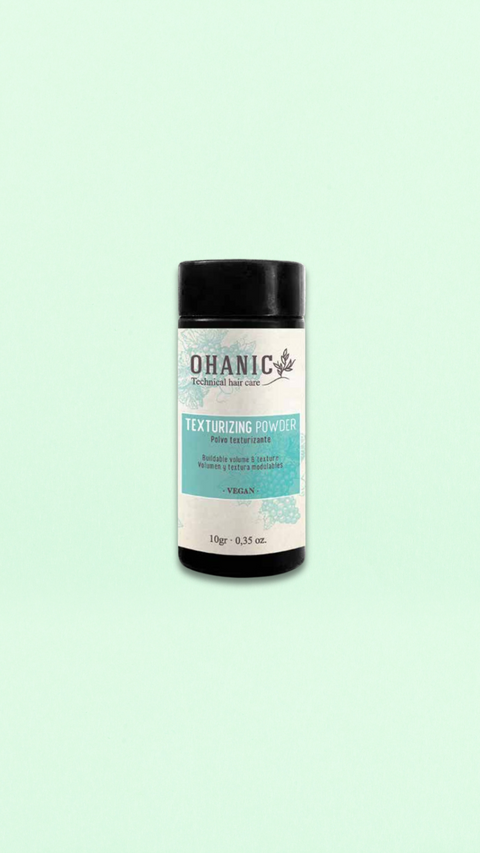 Flasche Ohanic Texturizing Powder, 10 g, für Volumen und Textur. Vegan, tierversuchsfrei, frei von Silikonen, Sulfaten, Farbstoffen, Paraffinen und Gluten.